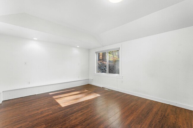 Building Photo - 405 - BEAVER DUPLEX