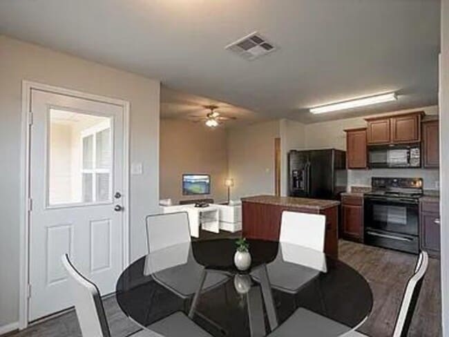 Building Photo - 976 Lake View Cir W