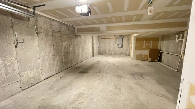 Building Photo - 19 Hawthorne Dr