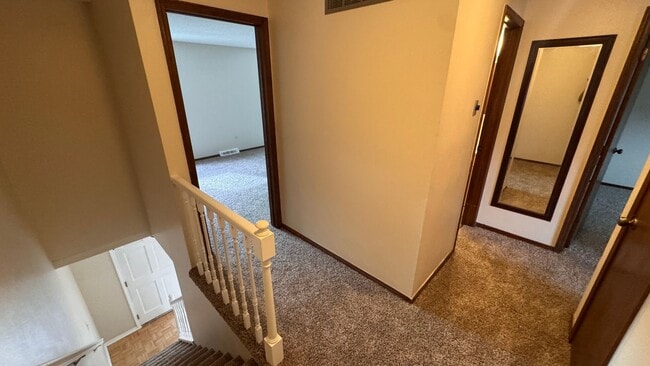 Building Photo - 3 bed 2.5 bath w/ garage, Great location off University and Dry Creek, close to Southglenn Mall a...