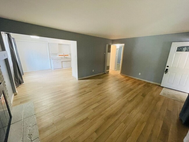 Building Photo - 2 bed 1 bath unit for rent in South Lake T...