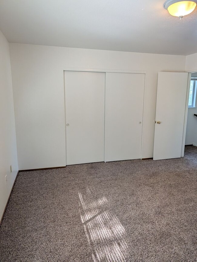 Building Photo - Great Townhouse in Anderson