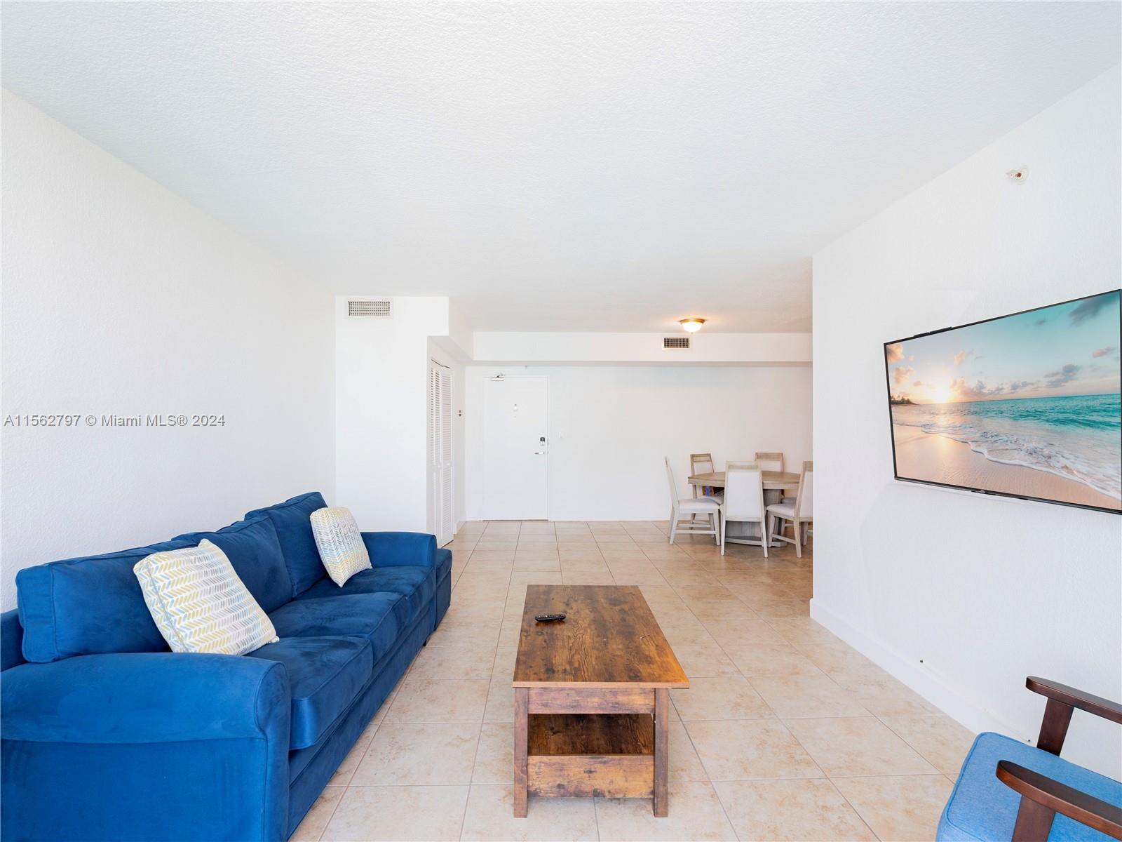 Building Photo - 7501 E Treasure Dr