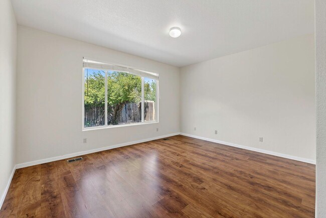 Building Photo - 5 Bedroom Home Close to UNR!