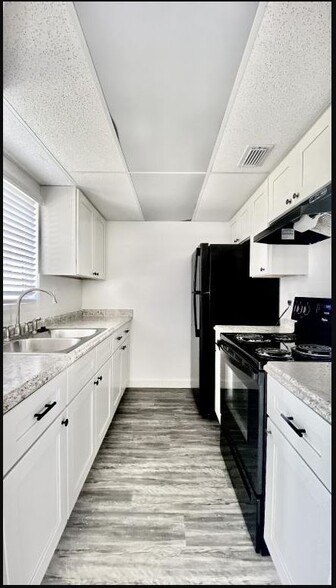 Kitchen - Golfview Apartments