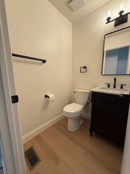Building Photo - 853 Peach Hill Dr