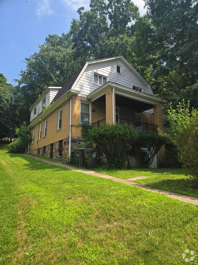Building Photo - 2-bedroom 1st floor apartment for rent in ...