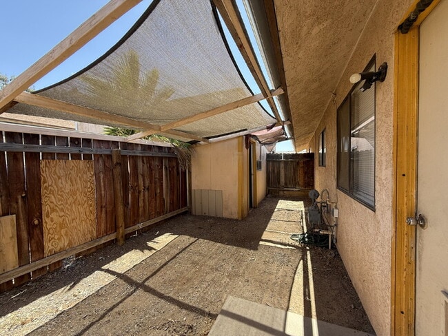 Building Photo - 2 bed 1 bath with a garage BHCRENT.COM