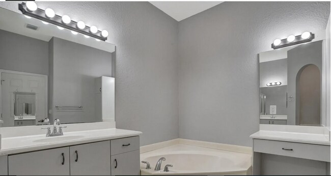 Master Bathroom Tub - 8404 Staniel Cay