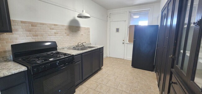Building Photo - 9243 S Laflin St
