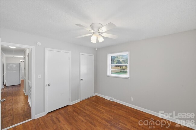 Building Photo - 1019 Carmel Dr