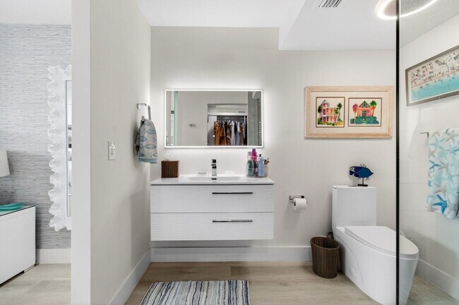 Building Photo - 1236 Hillsboro Mile