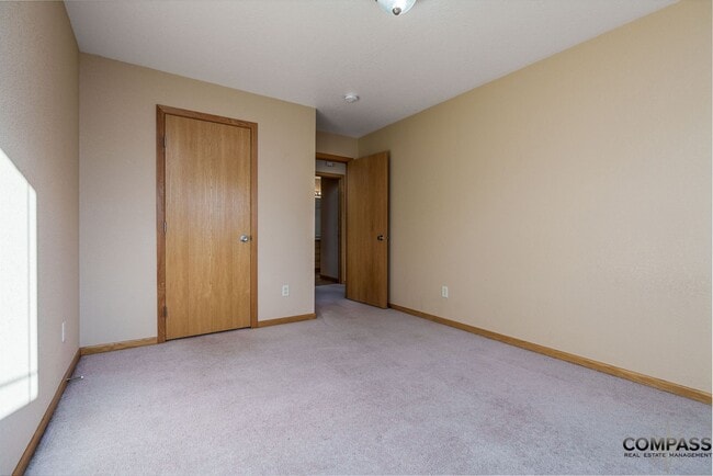 Building Photo - SPACIOUS UPDATED TOWNHOME WITH IN-UNIT LAU...