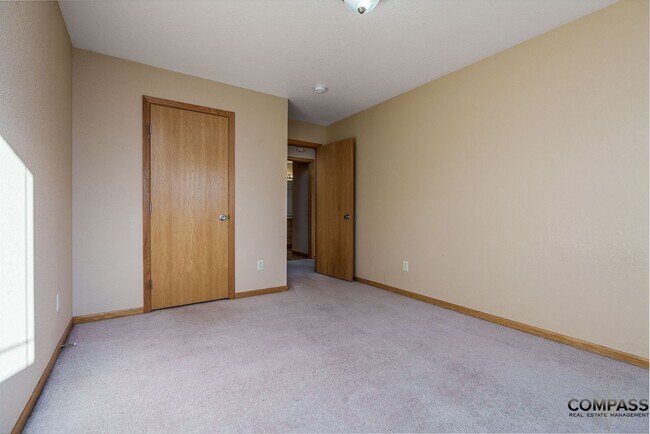 Building Photo - SPACIOUS UPDATED TOWNHOME WITH IN-UNIT LAUNDRY