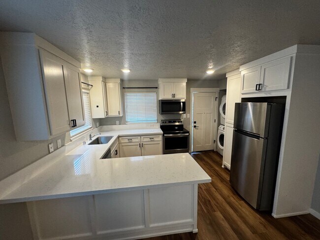 Building Photo - NICE DOWNSTAIRS UNIT WITH 2 BED 1 BATH IN GREAT LOCATION IN AUBUN!