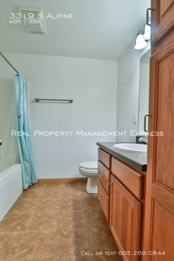Building Photo - Perfect 4 bedroom 3 bathroom home 2200 sq ft!