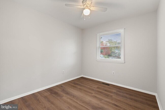 Building Photo - 4421 Kenwood Dr