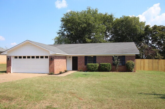 Building Photo - Coming Soon! 3 Bedroom 2 bathroom home in ...