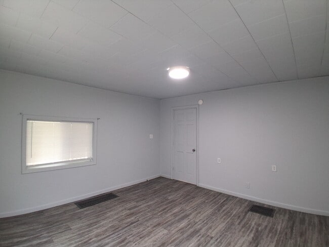 Building Photo - 320 Vermilion St