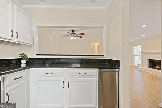 Building Photo - 911 Hollyfax Cir NE