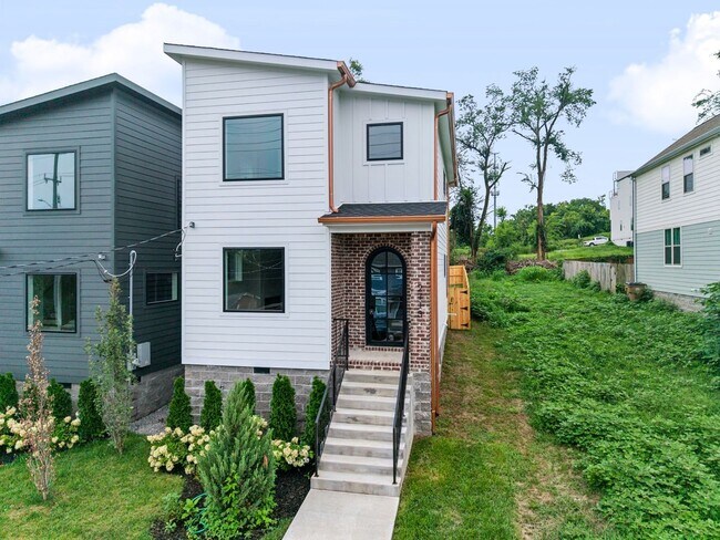 Building Photo - Modern Living & Downtown Skyline Views!