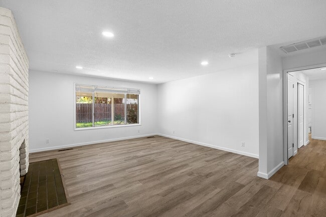Building Photo - 2918 El Dorado Dr
