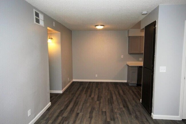 Building Photo - GREAT 1ST FLOOR CONDO
