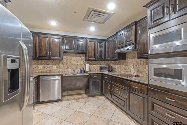 Building Photo - 2801 Wexford Dr