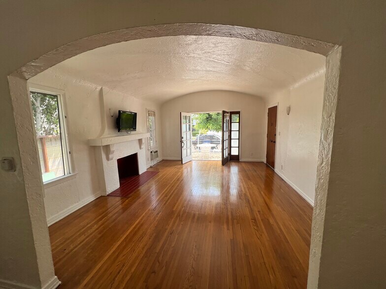 Building Photo - 533 N Alta Vista Blvd