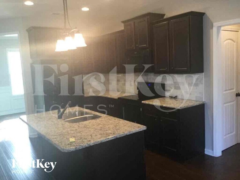 Building Photo - 320 Nelson Ln