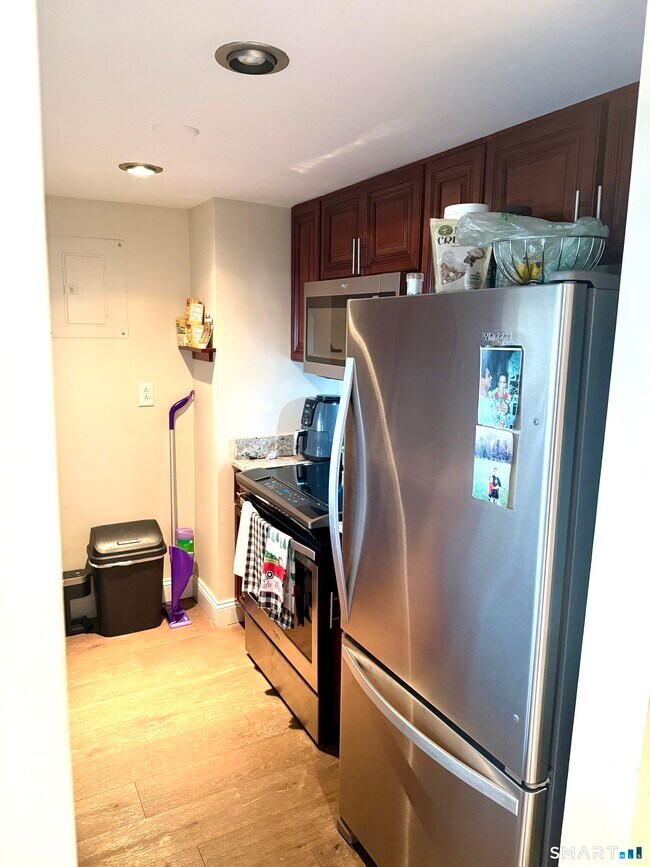 Building Photo - 127 Greyrock Pl