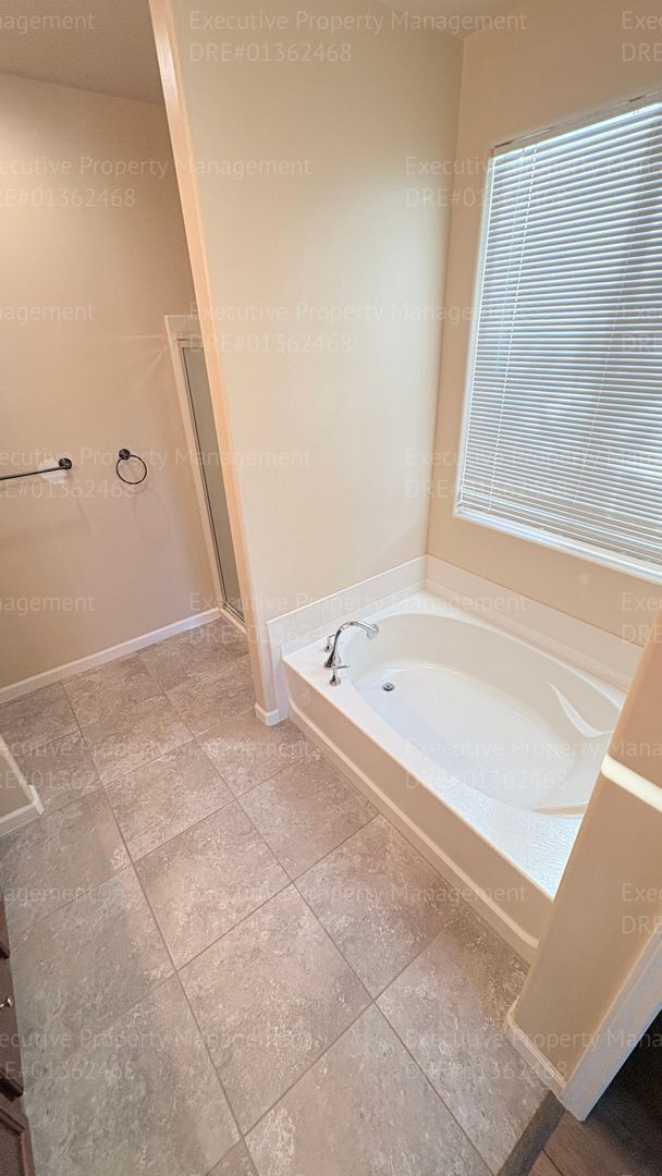 Building Photo - 3 bedroom 2 bathroom home located in a cul- de- sac in a Southwest Bakersfield neighborhood