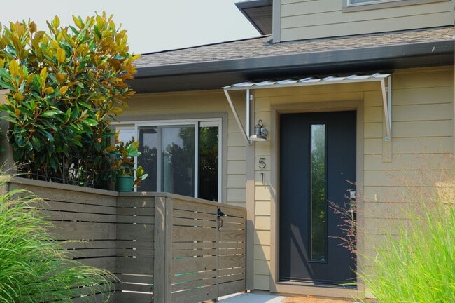 Building Photo - Stunning town home in the Ridgeview Place ...
