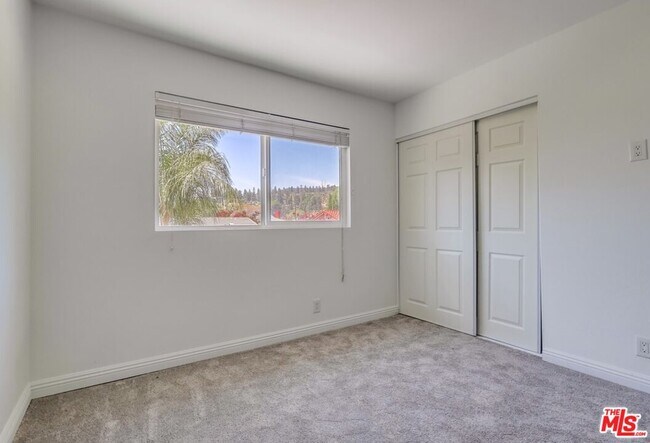 Building Photo - 687 Mt Carmel Dr