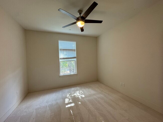 Building Photo - 2129 Lovedale Ave