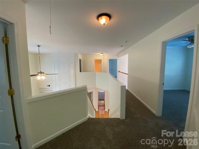 Building Photo - 9901 Hazelview Dr