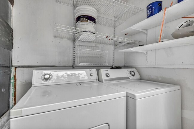 Building Photo - 2808 Skyway Cir