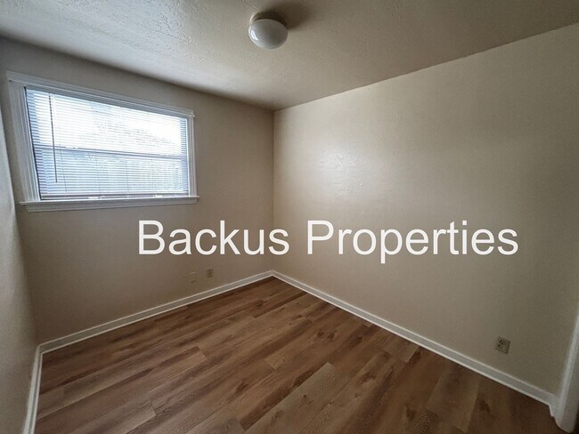 Building Photo - 15 E Acacia St