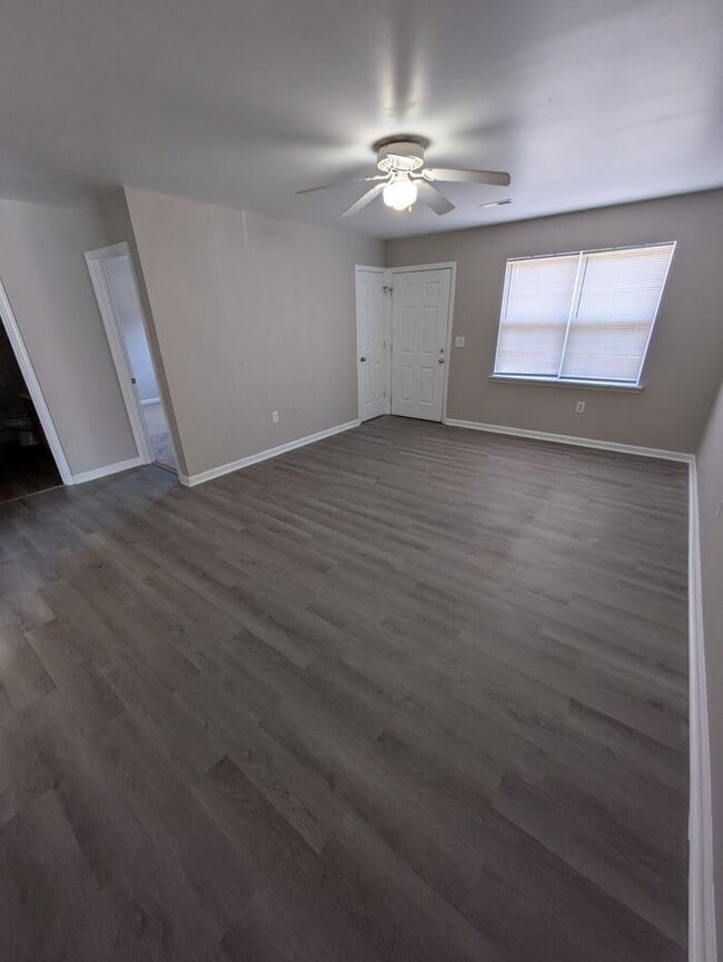 Building Photo - 2BD/1BA Duplex in Newton