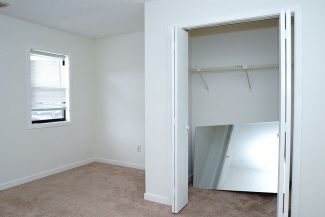 Building Photo - Cozy Two Bedroom Townhouse