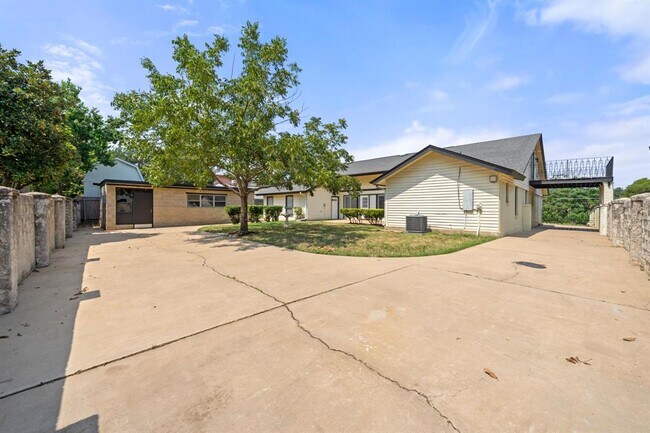 Building Photo - 1813 Parker Ln
