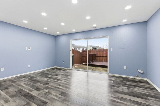 Building Photo - Lovely 3 BR/1.5 BA Townhome in Glen Burnie!