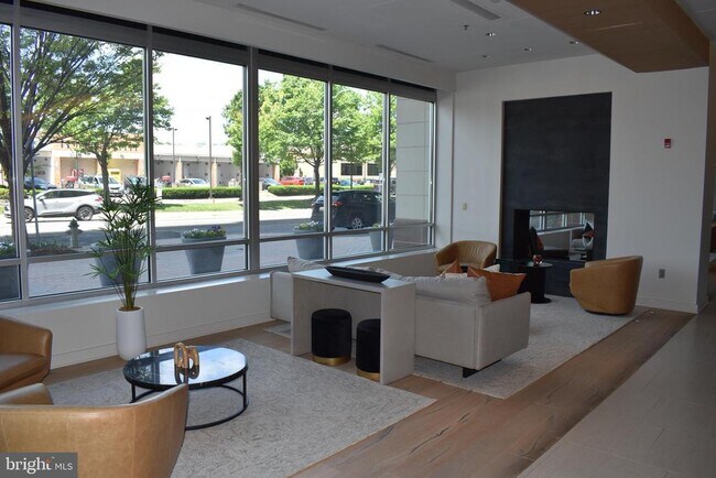 Building Photo - 5750 Bou Ave