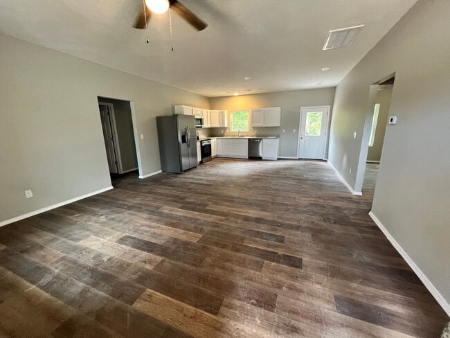 Building Photo - 3 bedroom 1 bath 2 car garage 1/2 Off First months rent!