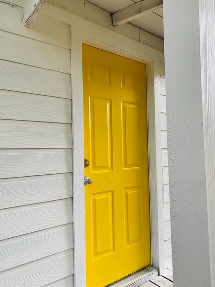 Building Photo - 605 W Neil Armstrong Pl