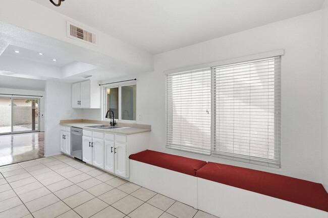 Building Photo - 715 W Boxelder Pl