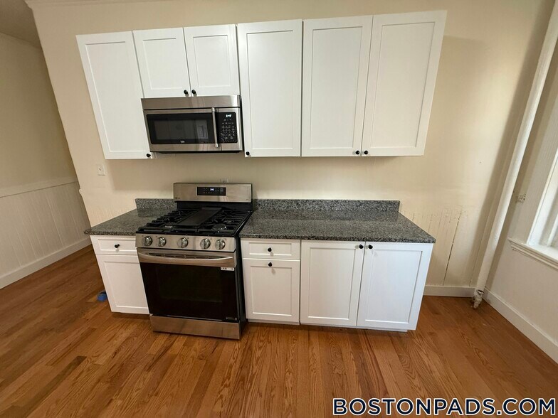 Building Photo - 447 Park Dr