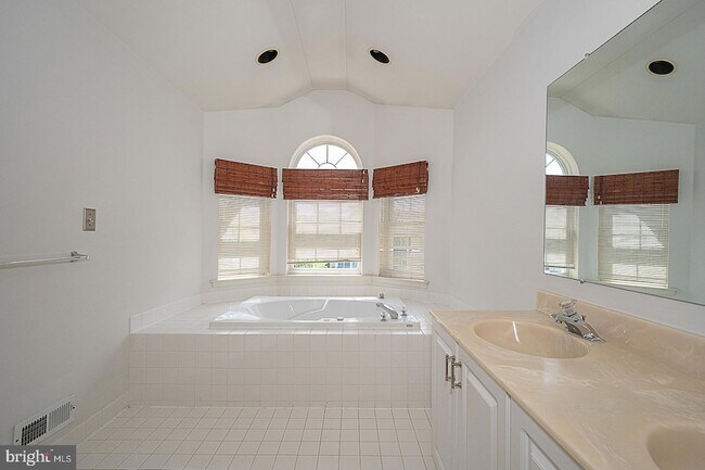 Building Photo - 757 Whitetail Cir