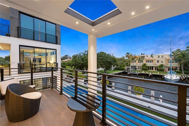 Building Photo - 1400 Bayview Dr