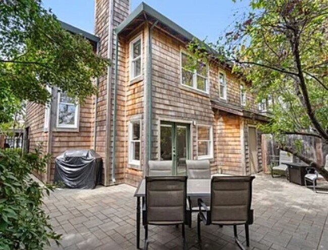 Building Photo - 641 Centre Ct